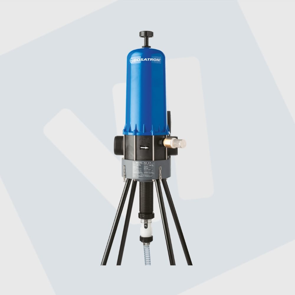 een blauwe doseerpomp op een vierpoot statief