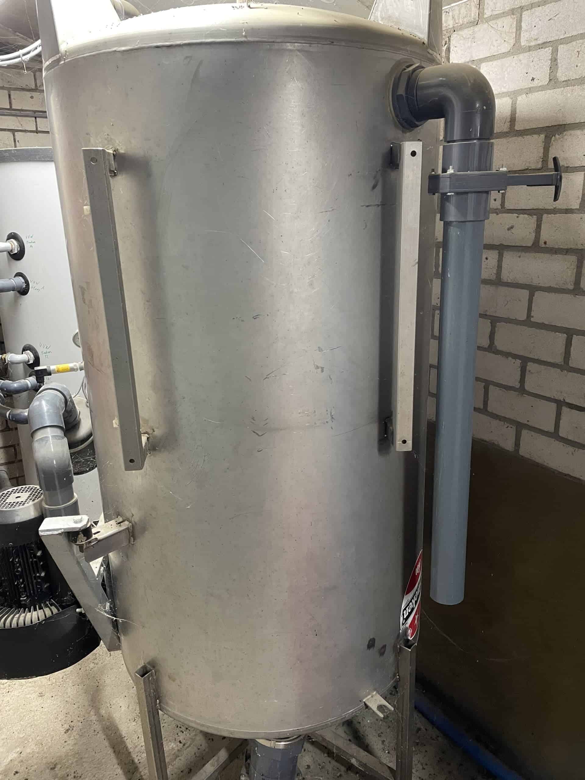 Gebruikte tank 750 ltr rond verticaal
